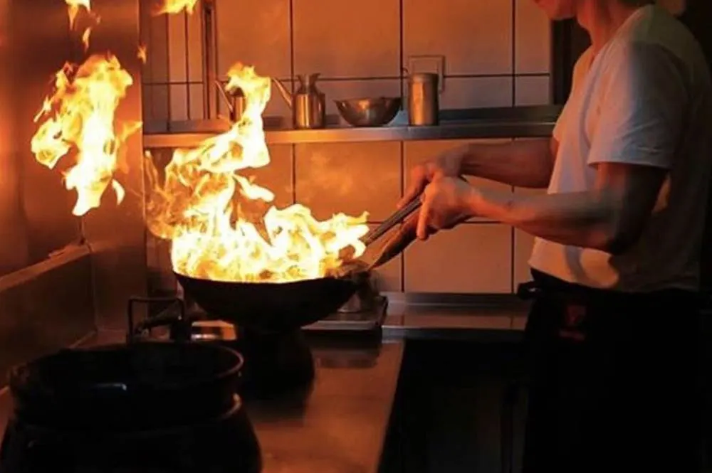 Open-flame wok cooking at Böser Chinese